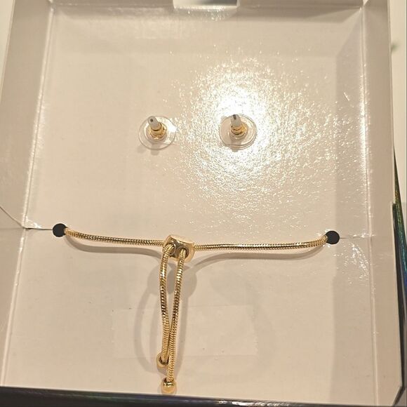 Steve Madden Flower Design Stud Earring & Adjustable Bracelet Set - Picture 5 of 7